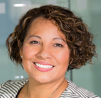 Retrato de Claire Ashford, directora de cumplimiento y experta financiera